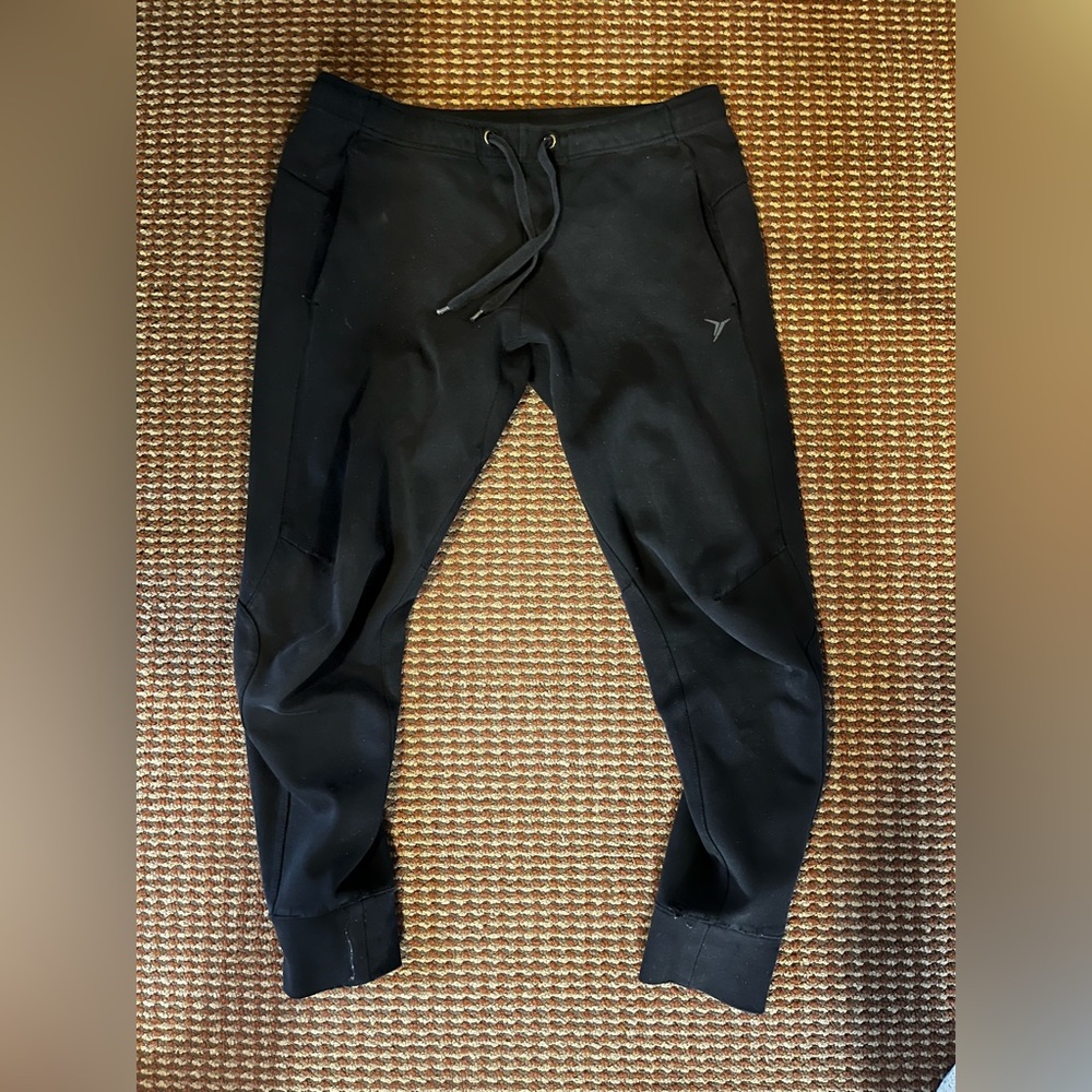 Black men’s joggers. Size small, fits women well as shown with model :)